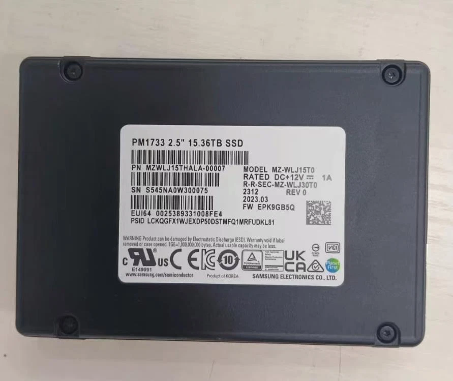 MZ-XLR15T0 - Samsung PM1733 15.36TB PCIe NVMe 4.0 x4 2.5-In SSD